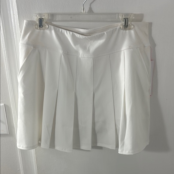 White Lilly Pulitzer Luxletic skort. Pleated and shorts underneath. Has pockets! - Picture 1 of 6